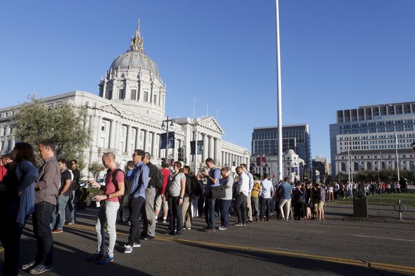 Attendees line up for an Apple Products event in San Francisco, California September 9, 2015 Attendees line up for an Apple Products event in San Francisco, California September 9, 2015 - Sputnik International