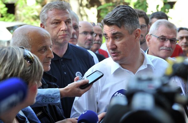 Croatian Prime Minister Zoran Milanovic (R) gives a media statement as he visits Beli Manastir refugee transit center in North-Estern Croatia, on September 19, 2015 Croatian Prime Minister Zoran Milanovic (R) gives a media statement as he visits Beli Manastir refugee transit center in North-Estern Croatia, on September 19, 2015 - Sputnik International