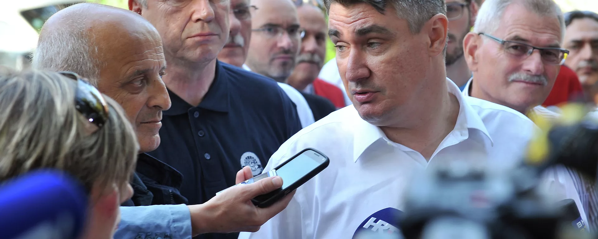 Croatian Prime Minister Zoran Milanovic (R) gives a media statement as he visits Beli Manastir refugee transit center in North-Estern Croatia, on September 19, 2015 - Sputnik International, 1920, 31.01.2023