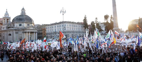 Italian Lega Nord (Northern League) protesters crowd Piazza del Popolo, a vast square in central Rome, during a rally to demand the Italian government keep out immigrants, Saturday, Feb. 28, 2015 Italian Lega Nord (Northern League) protesters crowd Piazza del Popolo, a vast square in central Rome, during a rally to demand the Italian government keep out immigrants, Saturday, Feb. 28, 2015 - Sputnik International