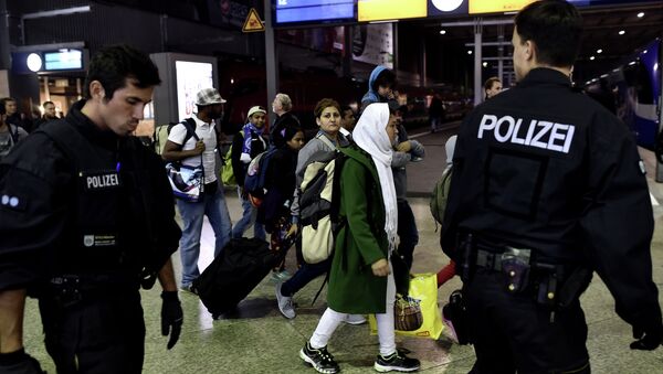Syrian refugees and migrants are escorted to be registred by German police officers upon arrival from Austria at the Munich's main train station late September 3, 2015. - Sputnik International