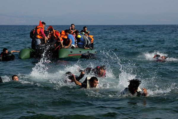 Migrant whose boat stalled at sea while crossing from Turkey to Greece swim to approach the shore of the island of Lesbos, Greece, on Sunday, Sept. 20, 2015. - Sputnik International