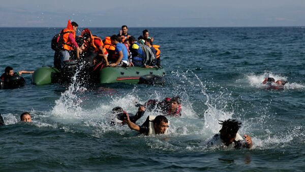 Migrant whose boat stalled at sea while crossing from Turkey to Greece swim to approach the shore of the island of Lesbos, Greece, on Sunday, Sept. 20, 2015. - Sputnik International