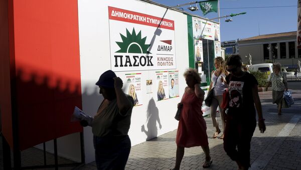 People walk in front of a pre-election kiosk of the Greek Socialist party PASOK in Athens, Greece, September 17, 2015 - Sputnik International