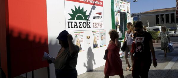 People walk in front of a pre-election kiosk of the Greek Socialist party PASOK in Athens, Greece, September 17, 2015 - Sputnik International