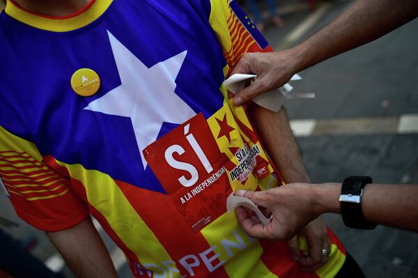 A pro-independence Basque puts a sticker on a T-shirt which reads, ''Yes for the Independence'', during a march to support the pro-independence Catalonia movement, in Pamplona, northern Spain, Saturday, Sept. 11, 2015 - Sputnik International