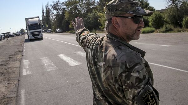 An activist stops a lorry near the village of Chongar, in the Kherson region adjacent to Crimea, Ukraine, September 20, 2015 - Sputnik International