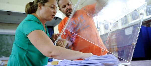 Election workers empty a ballot box at a polling station after polls closed in a general election in Athens, Greece, September 20, 2015 - Sputnik International