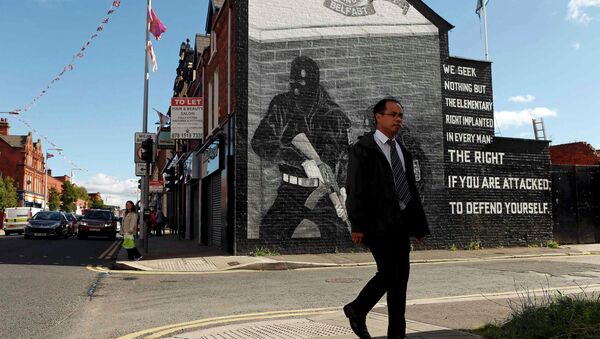 A man walks past a mural in East Belfast in Northern Ireland, September 18, 2015 - Sputnik International