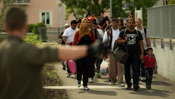 Migrants crossing the border between Austria and Slovenia in Bad Radkersburg, about 210 kms (130 miles) south of Vienna, Austria, Sunday, Sept. 20, 2015. - Sputnik International