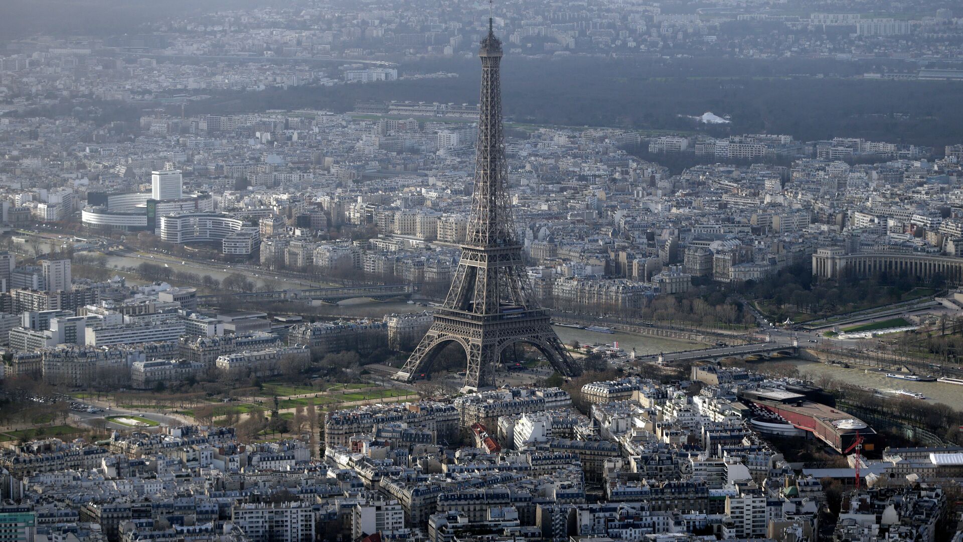 An aerial view taken on January 11, 2015 shows the Eiffel Tower in Paris - Sputnik International, 1920, 13.01.2024