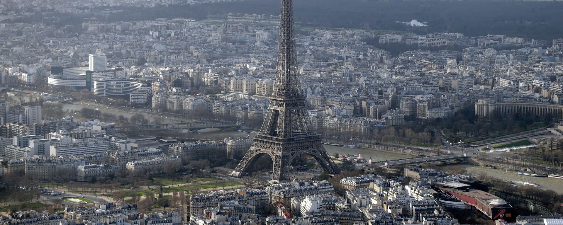 An aerial view taken on January 11, 2015 shows the Eiffel Tower in Paris - Sputnik International, 1920, 04.06.2023