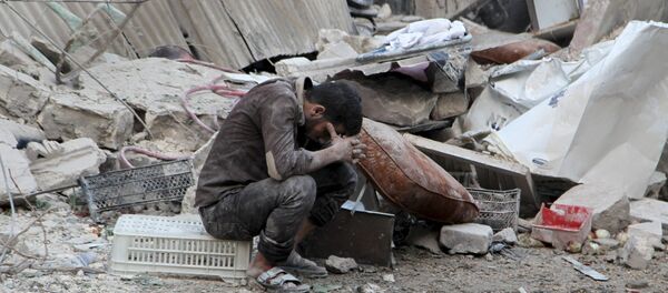 A man amidt damage in the al-Katerji district in Aleppo September 20, 2015 A man amidt damage in the al-Katerji district in Aleppo September 20, 2015 - Sputnik International