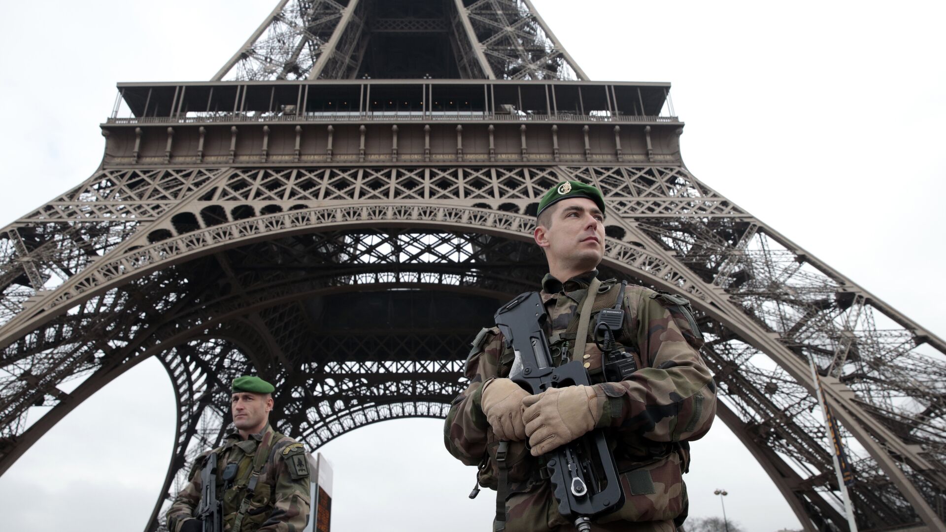 French soldiers patrol in front of the Eiffel Tower on January 7, 2015 in Paris as the capital was placed under the highest alert status after heavily armed gunmen shouting Islamist slogans stormed French satirical newspaper Charlie Hebdo and shot dead at least 12 people in the deadliest attack in France in four decades - Sputnik International, 1920, 08.09.2021