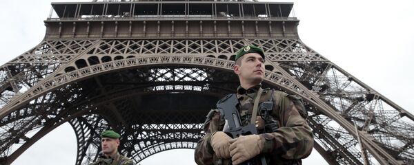 French soldiers patrol in front of the Eiffel Tower on January 7, 2015 in Paris as the capital was placed under the highest alert status after heavily armed gunmen shouting Islamist slogans stormed French satirical newspaper Charlie Hebdo and shot dead at least 12 people in the deadliest attack in France in four decades French soldiers patrol in front of the Eiffel Tower on January 7, 2015 in Paris as the capital was placed under the highest alert status after heavily armed gunmen shouting Islamist slogans stormed French satirical newspaper Charlie Hebdo and shot dead at least 12 people in the deadliest attack in France in four decades - Sputnik International