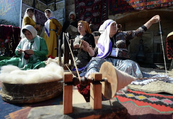 City residents and guests were given a chance to become more acquainted with the craftsmanship of carpet weaving and pottery making. - Sputnik International