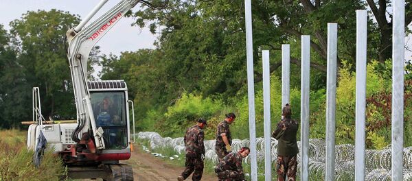Soldiers build a barbed wire fence at the Hungary-Croatia border near Sarok, Hungary, September 20, 2015. Soldiers build a barbed wire fence at the Hungary-Croatia border near Sarok, Hungary, September 20, 2015. - Sputnik International