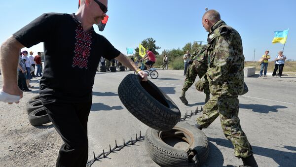 Militants and servicemen block the road with tyres at the checkpoint between Ukraine and Crimea, in Chongar, on September 20, 2015 - Sputnik International