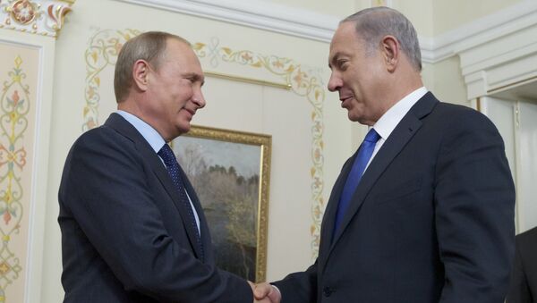 Russian President Vladimir Putin (L) shake hands with Israeli Prime Minister Benjamin Netanyahu - Sputnik International