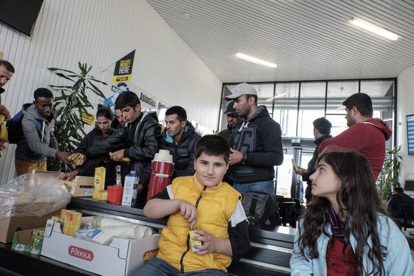 Refugees receive food upon arrival at the Tornio-Haaparanta bus station in Sweden after crossing the Finnish border on September 14, 2015 Refugees receive food upon arrival at the Tornio-Haaparanta bus station in Sweden after crossing the Finnish border on September 14, 2015 - Sputnik International