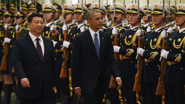 US President Barack Obama (C) reviews an honour guard with Chinese President Xi Jinping in the Great Hall of the People in Beijing on November 12, 2014 - Sputnik International