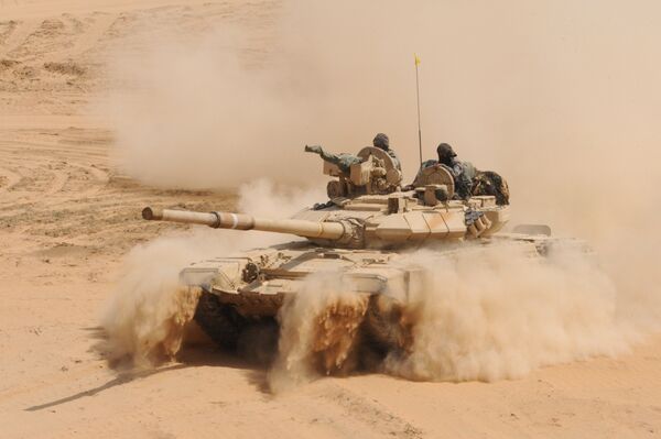 An Indian Army T-90 battle tank kicks up dust during the Shoor Veer military exercise near Hanumangarh, located near the India-Pakistan border, 2012. An Indian Army T-90 battle tank kicks up dust during the Shoor Veer military exercise near Hanumangarh, located near the India-Pakistan border, 2012. - Sputnik International