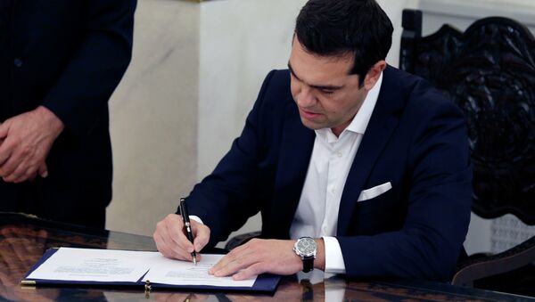 Leftwing leader Alexis Tsipras signs official documents after being sworn in as prime minister at a ceremony attended by President Prokopis Pavlopoulos in Athens on Monday, Sept. 21, 2015 - Sputnik International