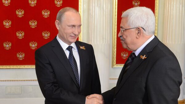 May 9, 2015. Russian President Vladimir Putin (left) welcomes President of Palestine Mahmoud Abbas during his meeting with foreign delegation heads and honorary guests in the Kremlin - Sputnik International