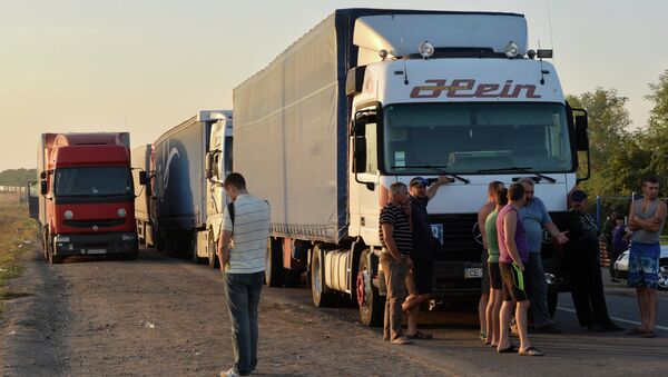 Truck drivers gather next to their trucks, near to border crossing point at Kalanchak, on September 20, 2015 - Sputnik International