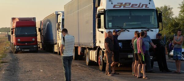 Truck drivers gather next to their trucks, near to border crossing point at Kalanchak, on September 20, 2015 Truck drivers gather next to their trucks, near to border crossing point at Kalanchak, on September 20, 2015 - Sputnik International