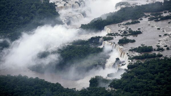 Водопады Игуасу, расположенные на границе Бразилии и Аргентины - Sputnik International