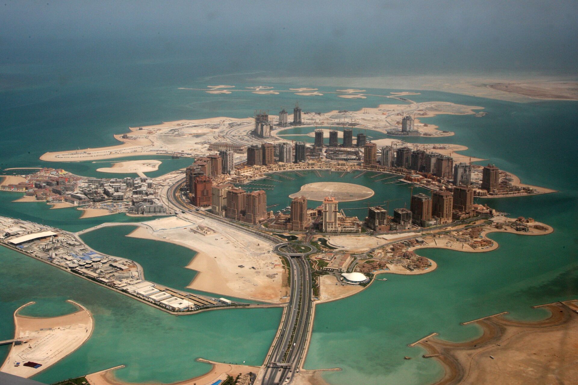 An aerial view shows the pearl Qatar project in Doha, Qatar, Thursday, April 8, 2010 - Sputnik International, 1920, 20.10.2022