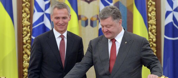 Ukrainian President Petro Poroshenko (R) welcomes NATO's General Secretary Jens Stoltenberg (L) during the National Security and Defense Council in Kiev on September 22, 2015 - Sputnik International