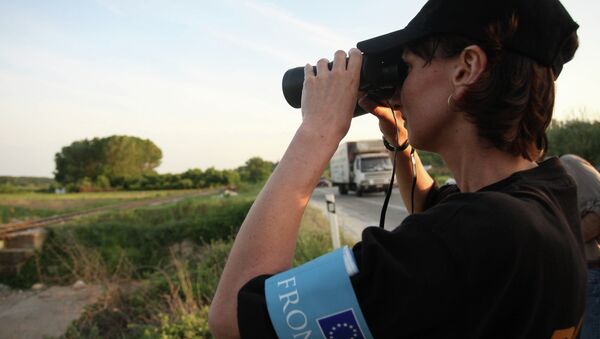 In this Tuesday, May 19, 2009 photo, a border guard peers through binoculars at Kipi on the Greece-Turkey border - Sputnik International