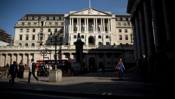 People walk past the Bank of England in the City of London, Tuesday, Aug. 25, 2015 - Sputnik International