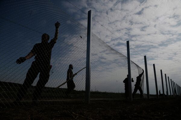 Hungarian soldiers work on a fence that is being built at the border with Croatia, near the village of Beremend, Hungary, Tuesday, Sept. 22, 2015 Hungarian soldiers work on a fence that is being built at the border with Croatia, near the village of Beremend, Hungary, Tuesday, Sept. 22, 2015 - Sputnik International