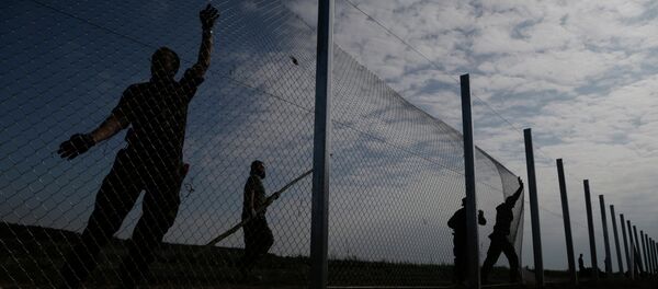 Hungarian soldiers work on a fence that is being built at the border with Croatia, near the village of Beremend, Hungary, Tuesday, Sept. 22, 2015 - Sputnik International