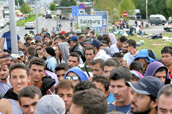 Refugees wait on a bridge after police stopped them at the border between Austria and Germany in Salzburg, Austria, Thursday, Sept. 17, 2015. - Sputnik International