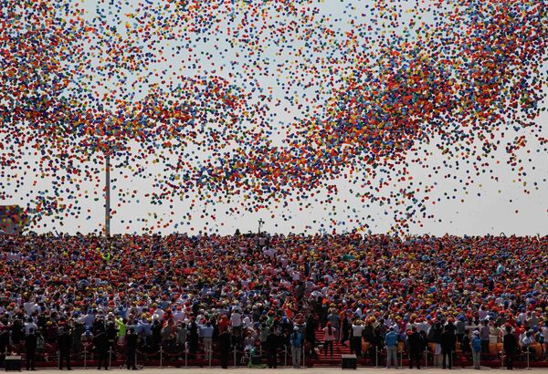 Balloons are released as a crowd looks up during a military parade over Tiananmen Square in Beijing on September 3, 2015, to mark the 70th anniversary of victory over Japan and the end of World War II Balloons are released as a crowd looks up during a military parade over Tiananmen Square in Beijing on September 3, 2015, to mark the 70th anniversary of victory over Japan and the end of World War II - Sputnik International