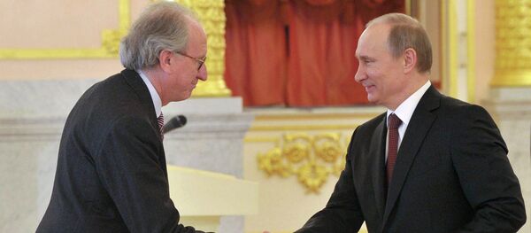 Russian President Vladimir Putin (right) and Kingdom of Spain ambassador Jose Ignacio Carbajal Garate attending the ceremony of credentials presentation by plenipotentiary ambassadors of 19 states in the St.Alexander Hall of the Grand Kremlin Palace, January 24, 2013 Russian President Vladimir Putin (right) and Kingdom of Spain ambassador Jose Ignacio Carbajal Garate attending the ceremony of credentials presentation by plenipotentiary ambassadors of 19 states in the St.Alexander Hall of the Grand Kremlin Palace, January 24, 2013 - Sputnik International
