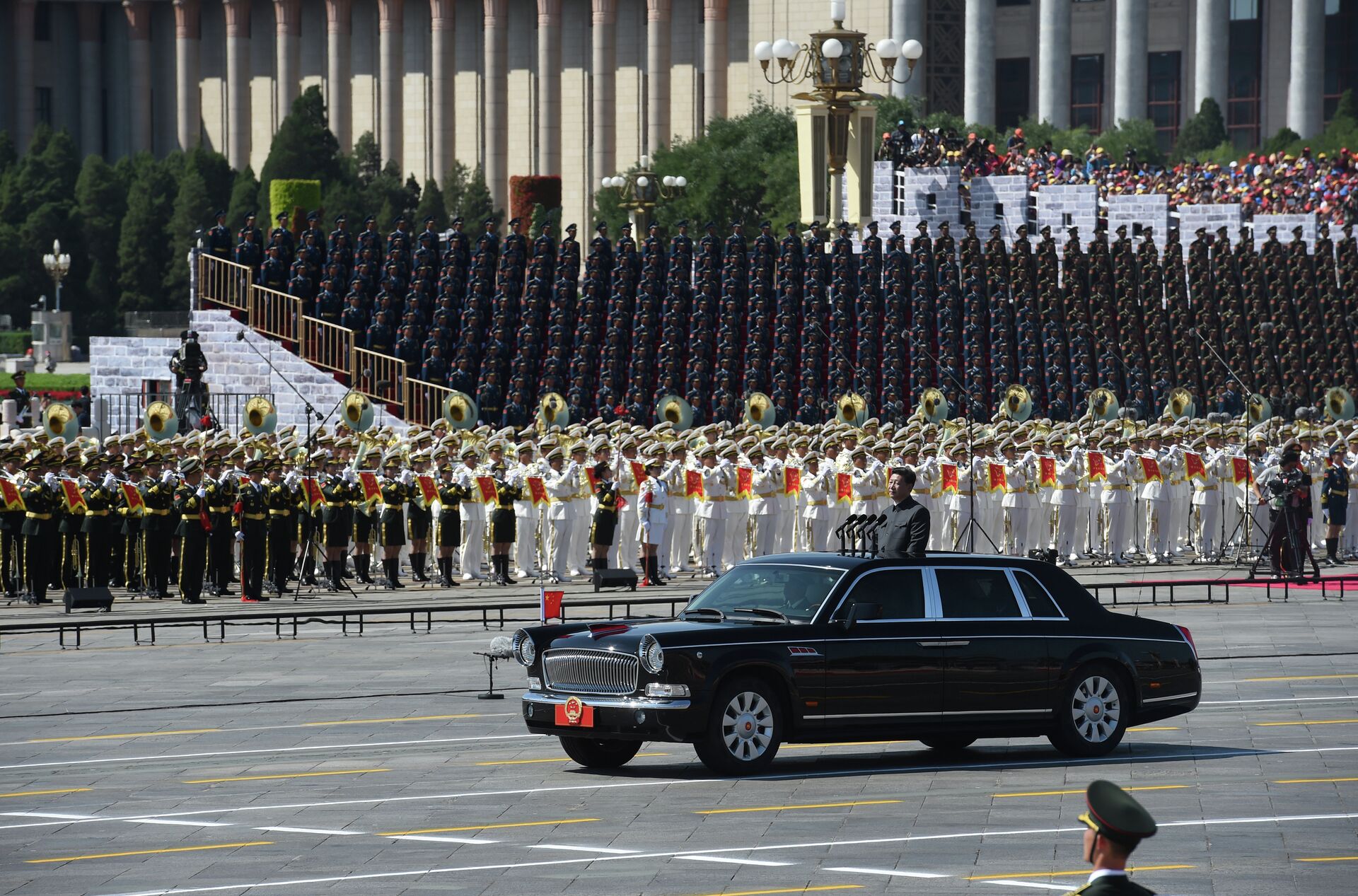 Chinese President Xi Jinping begins a review of troops from a car during a military parade at Tiananmen Square in Beijing on September 3, 2015, to mark the 70th anniversary of victory over Japan and the end of World War II - Sputnik International, 1920, 20.03.2023