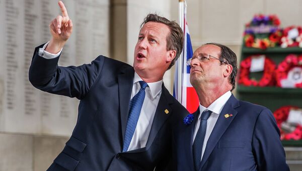 British Prime Minister David Cameron (left) speaks with French President Francois Hollande (right) - Sputnik International