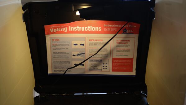 A broken polling machine is seen on November 6, 2012 in Chicago, Illinois - Sputnik International
