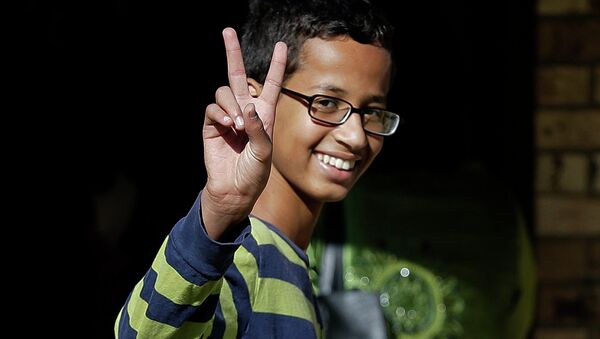 Ahmed Mohamed gestures as he arrives to his family's home in Irving, Texas - Sputnik International