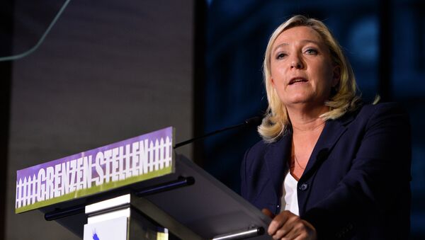 French far-right National Front (Front National, FN) party president Marine Le Pen delivers a speech at a meeting called 'Grenzen stellen' (define borders) of Flemish far-right party Vlaams Belang, in the Flemish parliament, on September 15, 2015, in Brussels. - Sputnik International