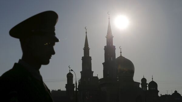An Interior Ministry member stands guard near the Moscow Grand Mosque before an opening ceremony in Moscow, Russia, September 23, 2015 - Sputnik International