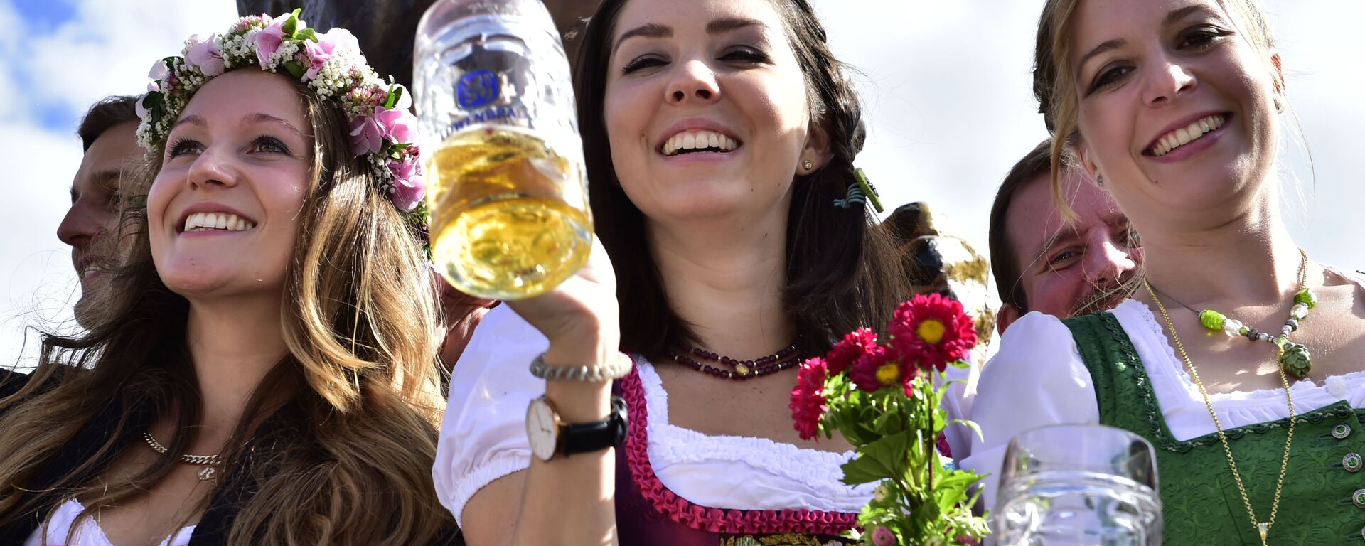 Young women celebrate the opening of the 182. Oktoberfest beer festival in Munich, southern Germany, Saturday, Sept. 19, 2015 - Sputnik International, 1920, 29.07.2022