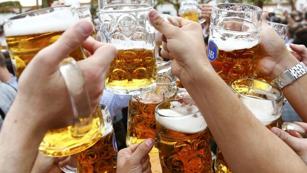 Visitors toast with beer on the first day of the 182nd Oktoberfest in Munich, Germany, September 19, 2015 - Sputnik International