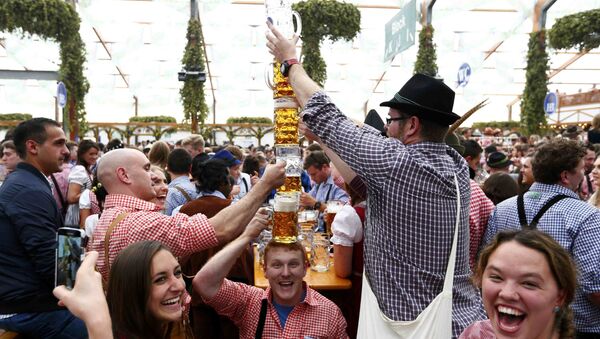 Visitors joke with beer mugs on the first day of the 182nd Oktoberfest in Munich, Germany, September 19, 2015 - Sputnik International