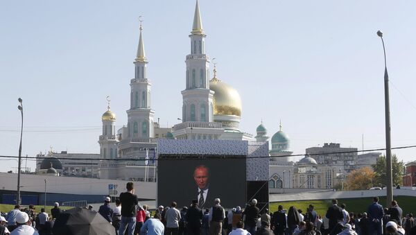 People listen to Russian President Vladimir Putin as he delivers a speech at a ceremony to open the Moscow Grand Mosque in Moscow, Russia, September 23, 2015 - Sputnik International